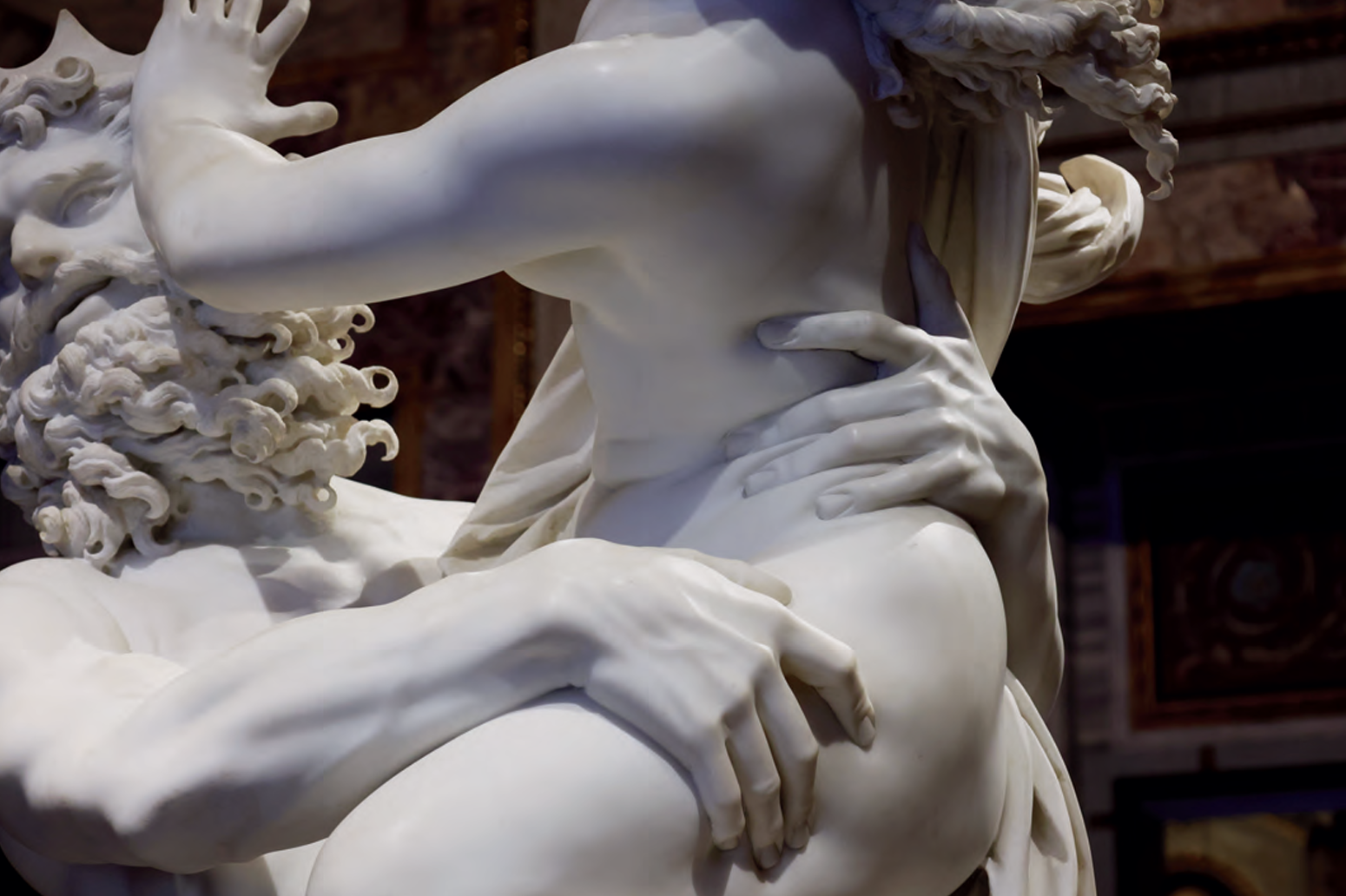 Detail einer Marmorstatue: älterer Mann hält junge Frau, Fokus auf Hände und Körper